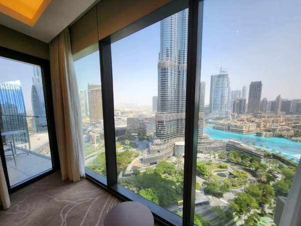 Voller Blick auf Burj Khalifa und die Fountain