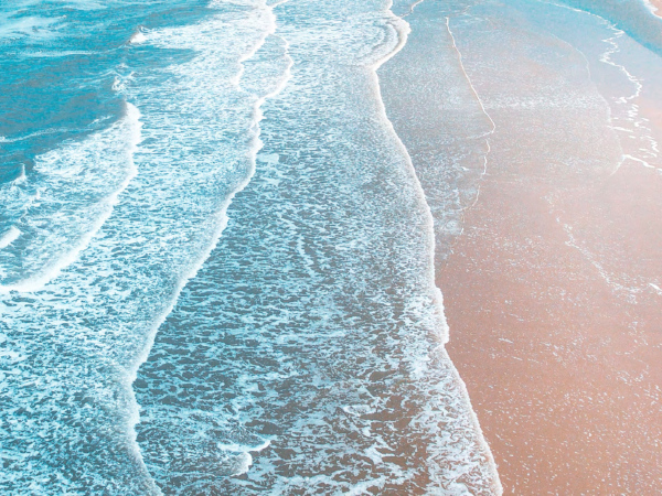 Blick auf Strand, Yachten und Marina Skyline