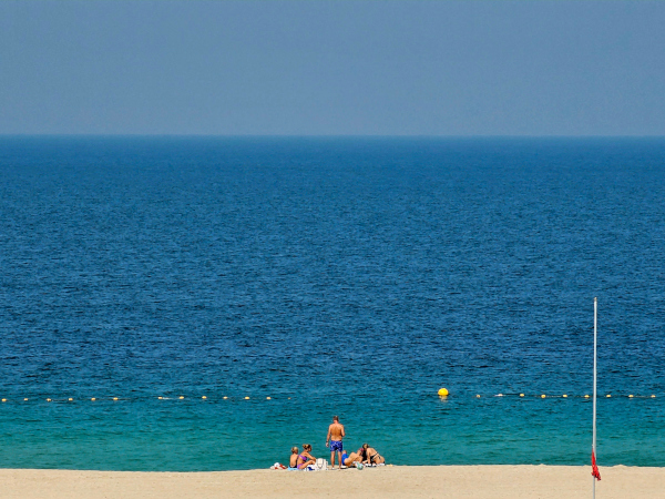 Große Wohnung nahe Meer mit Blick auf Pool