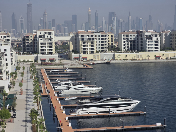 Großartiger Yachthafen und Skylineblick