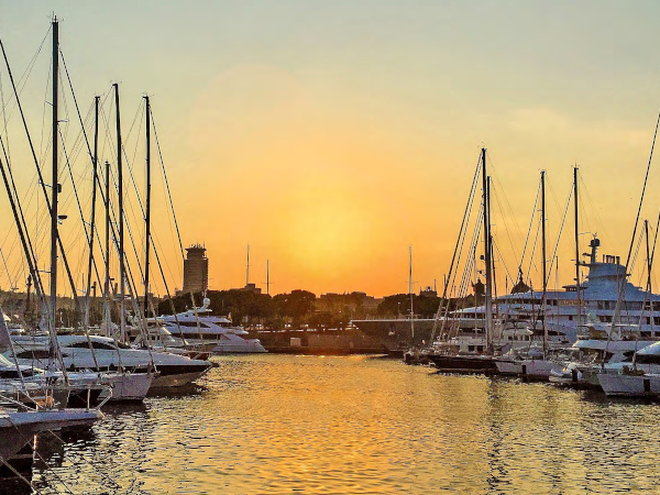 Blick auf Pool, Yachthafen u. Abendsonne