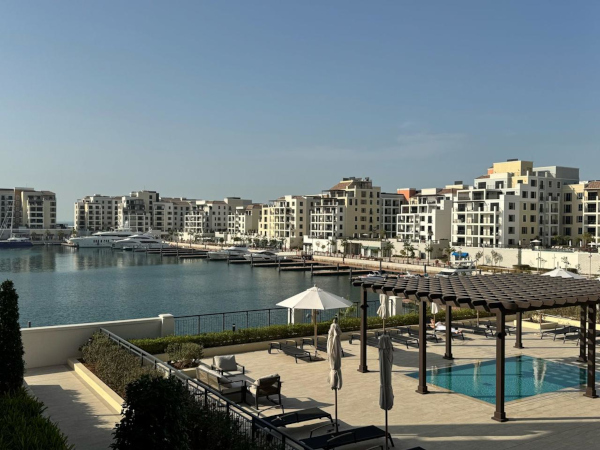 Küstennahe Raffinesse: Juwel mit Hafenblick