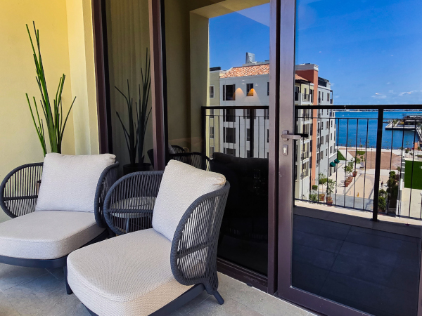 Toller Blick auf Pool und Jachthafen