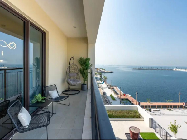 Panoramablick auf den Yachthafen